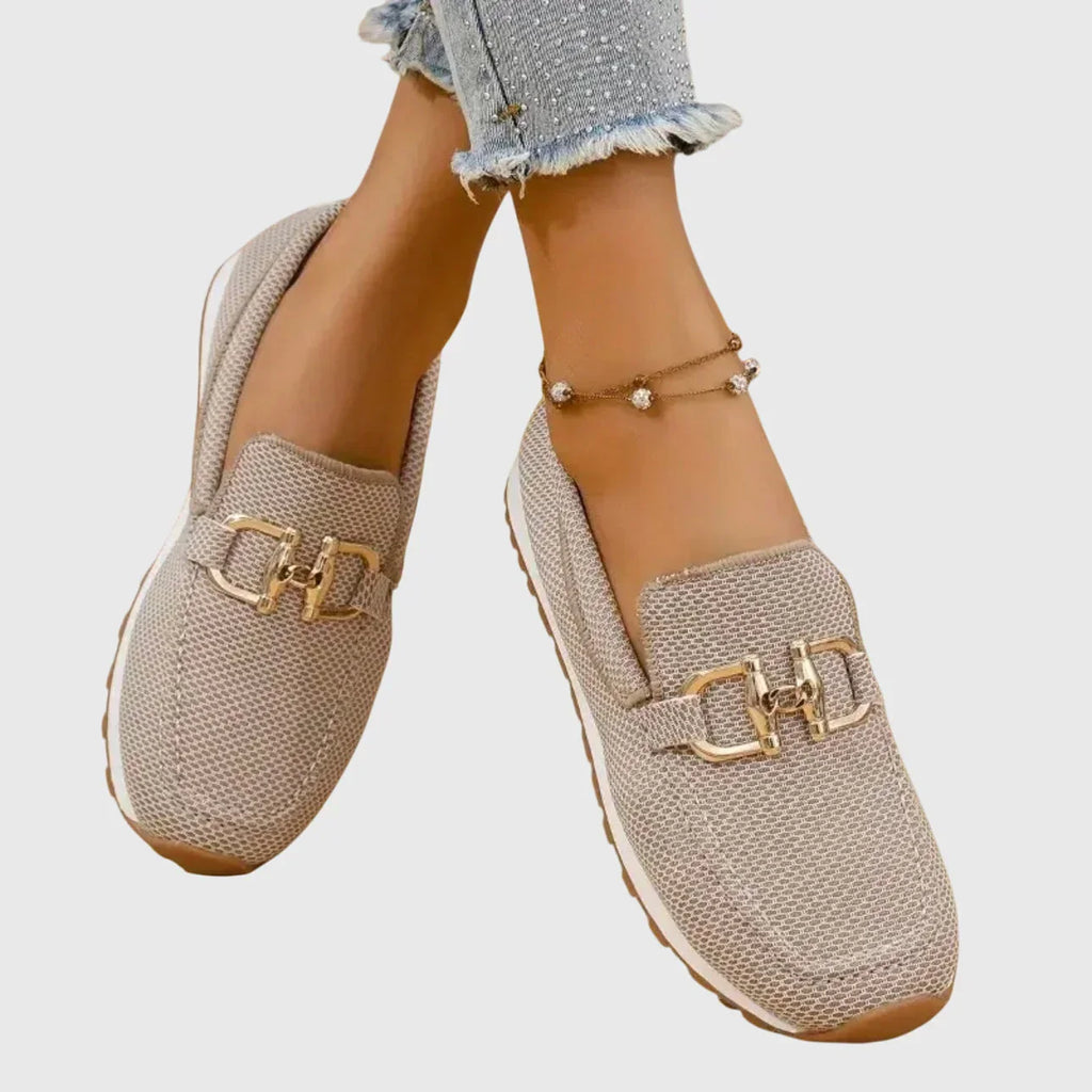 Alexia™ | Mocasín Deportivo con Hebilla Dorada